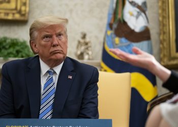 El presidente Donald Trump en una reunión con el gobernador de Florida, Ron DeSantis, en la Oficina Oval de la Casa Blanca, Washington, 28 de abril de 2020. Foto: AP/Evan Vucci