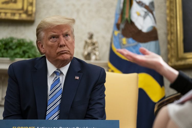 El presidente Donald Trump en una reunión con el gobernador de Florida, Ron DeSantis, en la Oficina Oval de la Casa Blanca, Washington, 28 de abril de 2020. Foto: AP/Evan Vucci