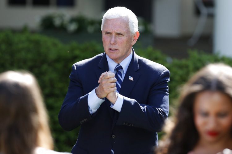 El vicepresidente Mike Pence durante Día Nacional de Oración, Casa Blanca, jueves 7 de mayo de 2020. Foto: Alex Brandon/AP.