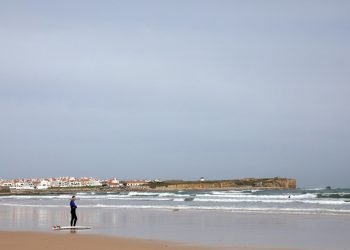 Playa de Figueira da Foz, en la costa portuguesa del distrito de Coimbra. Un destino responsable que supo gestionar con éxito la pandemia de Covid-19 y podrá recibir a los turistas con la mayor seguridad.  Foto: EFE/Carlos García