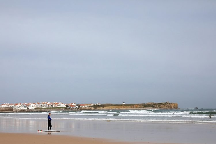 Playa de Figueira da Foz, en la costa portuguesa del distrito de Coimbra. Un destino responsable que supo gestionar con éxito la pandemia de Covid-19 y podrá recibir a los turistas con la mayor seguridad.  Foto: EFE/Carlos García