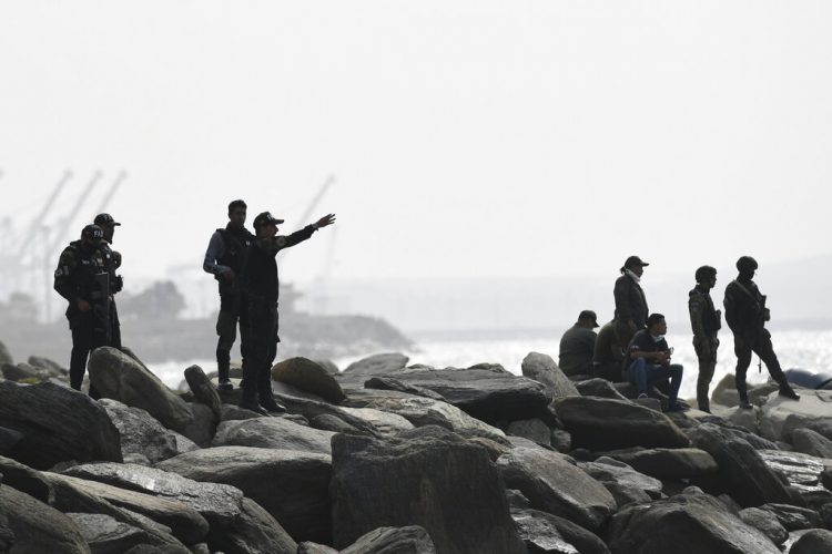 Las fuerzas de seguridad vigilan la costa donde las autoridades afirman que un grupo de hombres armados desembarcó en la ciudad portuaria de La Guaira, Venezuela, el domingo 3 de mayo de 2020. Venezuela aseguró el domingo haber frustrado un intento de invasión por mar en la que murieron varios de los atacantes y otros fueron detenidos, según las autoridades. Foto: Matías Delacroix/AP.