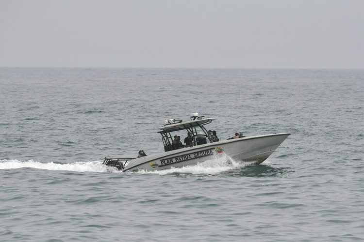 Las fuerzas de seguridad patrullan aguas de La Guaira, Venezuela, el domingo 3 de mayo de 2020. Venezuela aseguró el domingo que rechazó una incursión armada con lanchas rápidas procedentes de Colombia. Foto: AP/Matías Delacroix.