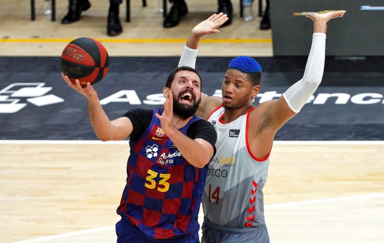 El ala pívot montenegrino del Barça, Nikola Mirotic trata de lanzar a canasta ante la defensa del ala pívot cubano de San Pablo Burgos, Jasiel Rivero, durante la disputa de la primera semifinal de la fase final de la Liga Endesa ante el Barça en el pabellón de la Fuente de San Luis de Valéncia. EFE/Manuel Bruque