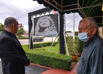 Admiradores de la cantante Rosita Fornés esperan este viernes afuera de la Funeraria Auxiliadora Nacional en Miami, Florida (EEUU). Los restos de la actriz, cantante y vedete cubana Rosita Fornés, fallecida el miércoles en Miami a los 97 años, fueron velados este viernes en una funeraria de la ciudad y más adelante serán trasladados a Cuba, según uno de sus allegados. EFE/Giorgio Viera