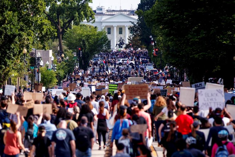 Decenas de miles de manifestantes se concentraron el martes, 2 de junio, frente a la Casa Blanca. | Shawn Thew / EFE
SHAWN THEW