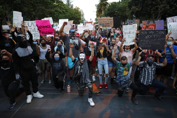 Un grupo de manifestantes protesta en Las Vegas el 30 de mayo de 2020 por la muerte de George Floyd, un hombre negro que murió asfixiado estando detenido por la policía el pasado 25 de mayo en Minneapolis. Foto: John Locher/ AP
