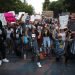 Un grupo de manifestantes protesta en Las Vegas el 30 de mayo de 2020 por la muerte de George Floyd, un hombre negro que murió asfixiado estando detenido por la policía el pasado 25 de mayo en Minneapolis. Foto: John Locher/ AP