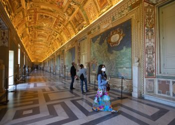 Unas personas admiran la Galería de los Mapas en el Museo del Vaticano, que abrió por primera vez después de tres meses debido al coronavirus, el 1 de junio de 2020, en Roma.  Foto: Alessandra Tarantino/AP