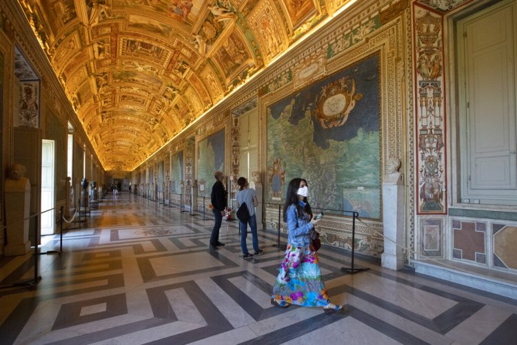 Unas personas admiran la Galería de los Mapas en el Museo del Vaticano, que abrió por primera vez después de tres meses debido al coronavirus, el 1 de junio de 2020, en Roma.  Foto: Alessandra Tarantino/AP