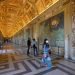 Unas personas admiran la Galería de los Mapas en el Museo del Vaticano, que abrió por primera vez después de tres meses debido al coronavirus, el 1 de junio de 2020, en Roma.  Foto: Alessandra Tarantino/AP