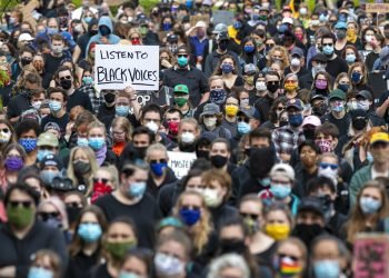 En esta imagen del 3 de junio de 2020, manifestantes protestan de forma pacífica para que se ponga fin al racismo y la brutalidad policíaca, en Portland, Maine. Foto: Robert F. Bukaty / AP