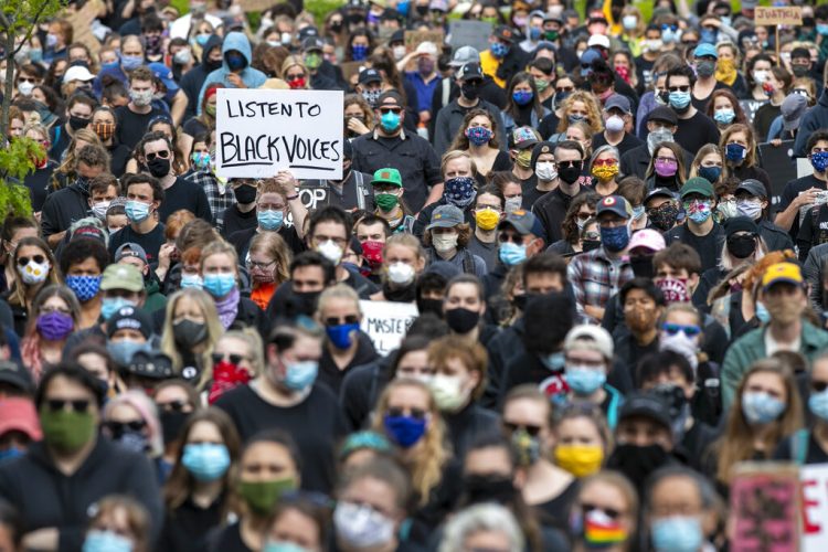 En esta imagen del 3 de junio de 2020, manifestantes protestan de forma pacífica para que se ponga fin al racismo y la brutalidad policíaca, en Portland, Maine. Foto: Robert F. Bukaty / AP