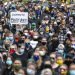 En esta imagen del 3 de junio de 2020, manifestantes protestan de forma pacífica para que se ponga fin al racismo y la brutalidad policíaca, en Portland, Maine. Foto: Robert F. Bukaty / AP