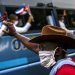 Un hombre saluda a un grupo de doctores, parte de la primera brigada médica cubana del Contigente Henry Reeve, el lunes 8 de junio de 2020 después de que llegaron a La Habana, Cuba. Los médicos habían viajado a Italia para ayudar con la emergencia por el COVID-19. Foto: Ramón Espinosa/AP