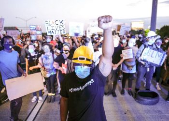 Un grupo de personas protesta en la carretera interestatal I75 de Atlanta, el sábado 13 de junio de 2020, en respuesta por la muerte de Rayshard Brooks, un afroestadounidense que murió baleado por la policía de Atlanta. (Ben Gray/Atlanta Journal-Constitution vía AP)