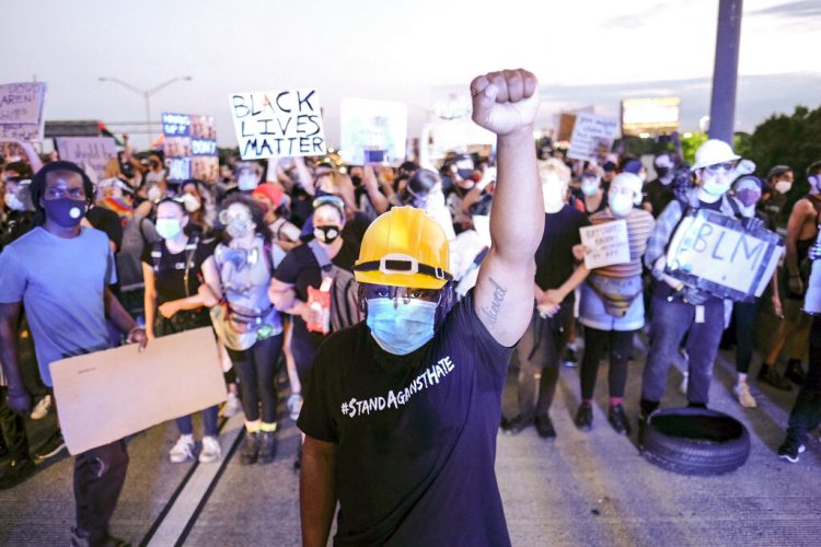 Un grupo de personas protesta en la carretera interestatal I75 de Atlanta, el sábado 13 de junio de 2020, en respuesta por la muerte de Rayshard Brooks, un afroestadounidense que murió baleado por la policía de Atlanta. (Ben Gray/Atlanta Journal-Constitution vía AP)