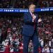 El presidente de Estados Unidos, Donald Trump, sube al escenario para hablar en un mitin de campaña en el centro BOK, el sábado 20 de junio de 2020 en Tulsa, Oklahoma, EE.UU. Foto: Evan Vucci/AP.