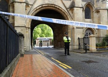 Policías montando guardia en el acceso al parque Forbury Gardens en Reading tras un ataque con arma blanca la tarde anterior, el domingo 21 de junio de 2020. (Jonathan Brady/PA via AP)