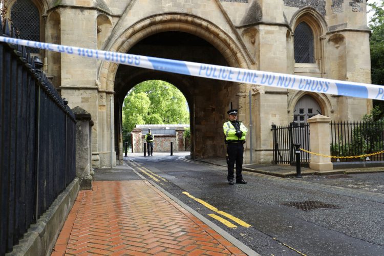 Policías montando guardia en el acceso al parque Forbury Gardens en Reading tras un ataque con arma blanca la tarde anterior, el domingo 21 de junio de 2020. (Jonathan Brady/PA via AP)