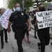 El jefe de policía de Houston, Arturo "Art" Acevedo, camina con manifestantes por la calle Walker, en el centro de Houston, el viernes 29 de mayo de 2020. Foto: Elizabeth Conley/Chron.