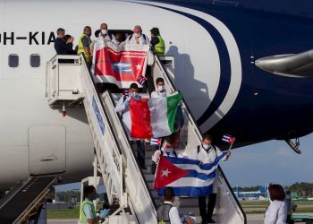 Llegada a La Habana de médicos cubanos que trabajaron en la región italiana de Lombardía en plena crisis por coronavirus. Foto: Yamil Lage / EFE / Archivo.