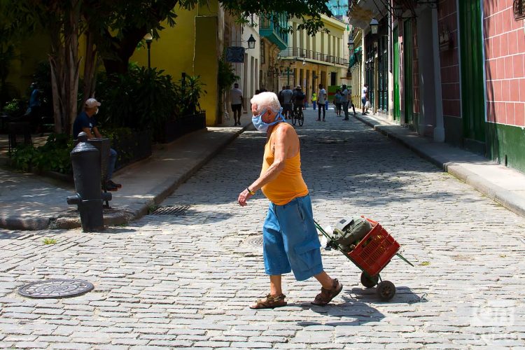 Cuba realizó ayer 2 mil 582 pruebas y  acumula con ellas 143 mil 733 muestras realizadas. Con los 21 pacientes que recibieron el alta médica ayer, el número de recuperados llega a 2 mil 020. Foto: Otmaro Rodríguez