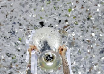En foto de archivo del sábado 28 de mayo del 2016 Sergio ramos del Real Madrid celebra con el trofeo el campeonato de la Liga de Campeones al derrotar al Atlético de Madrid. Foto: AP/Manu Fernández/Archivo.
