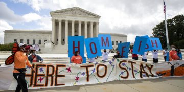 Una manifestación a favor del programa DACA frente a la Corte Suprema de Estados Unidos en Washington el 18 de junio del 2020. Foto: AP/Manuel Balce Ceneta.