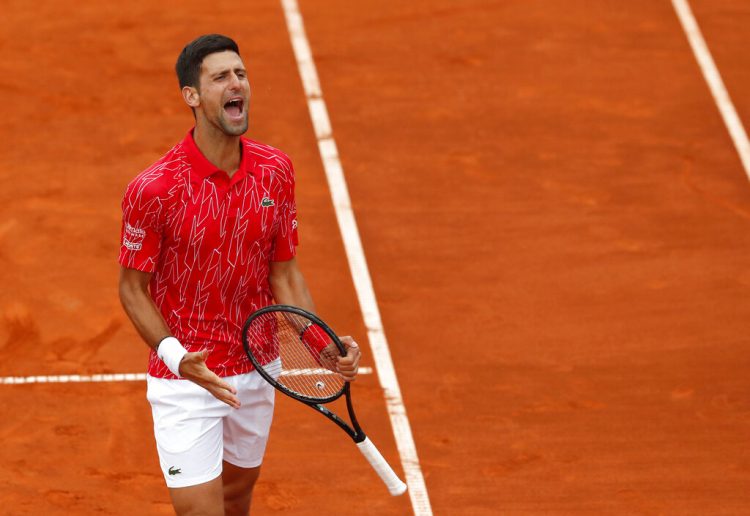 Fotografía del viernes 12 de junio de 2020 del serbio Novak Djokovic gesticulando durante un partido de dobles con Jelena Jankovic contra la pareja serbia de Nenad Zimonjic y Olga Danilovic durante el torneo de caridad Adria Tour, en Belgrado, Serbia. Foto: AP/Darko Vojinovic.