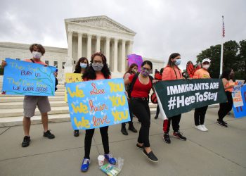 Jóvenes se manifiestan en apoyo del programa DACA que protege a migrantes de la deportación, afuera de la Corte Suprema de EEUU en Washington, el 18 de junio de 2020. Foto: AP/Manuel Balce Ceneta.