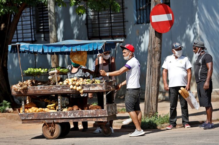 El país acumula 124 mil 947 muestras realizadas, de las cuales 2 mil 211 han resultado positivas.  Foto: Yander Zamora/EFE