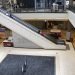 Personas en un escalera mecánica en un centro comercial de Oklahoma City, que reabre tras su cierre a mediados de marzo por la epidemia de coronavirus. Foto: Sue Ogrocki/AP