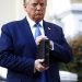 El presidente Trump con una Biblia en las manos visita la iglesia de San Juan, frente al parque Lafayette en Washington, 1 de junio de 2020. Foto: Patrick Semansky/AP.