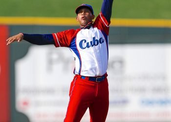 José Miguel Fernández visitó la camiseta de la selección nacional en el III Clásico Mundial y hoy es uno de los mejores bateadores de la Liga coreana. Foto: Tomada de MLB