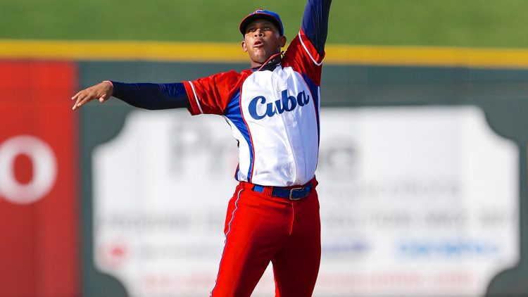 José Miguel Fernández visitó la camiseta de la selección nacional en el III Clásico Mundial y hoy es uno de los mejores bateadores de la Liga coreana. Foto: Tomada de MLB