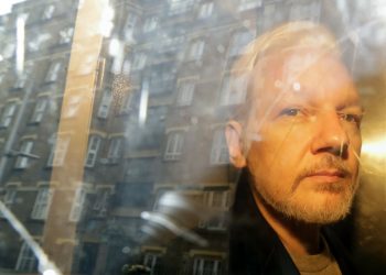 El fundador de WikiLeaks, Julian Assange, es retirado de una corte en Londres. Foto: Matt Dunham, AP, Archivo