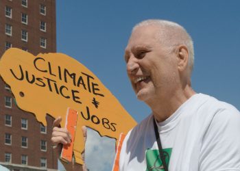 Martin Gugino, activista pacifista agredido por la policía de Buffalo. Foto: Buffalo News.