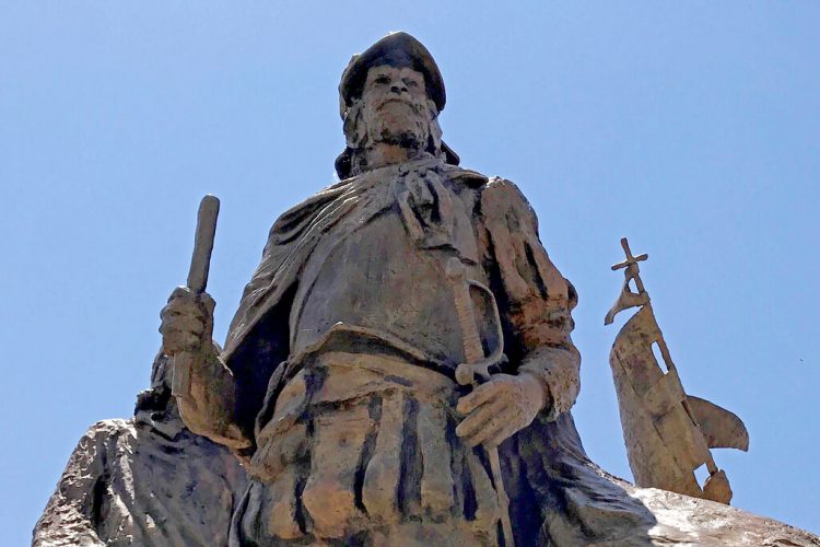 La estatua de bronce de Don Juan de Oñate en las afueras de un museo de Albuquerque, en Nuevo México. Foto: Susan Montoya Bryan/AP.