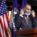 El jefe de la bancada demócrata, el representante Hakeem Jeffries, se retira una mascarilla antes de responder la pregunta de un reportero en el Capitolio. Foto: Patrick Semansky/AP.