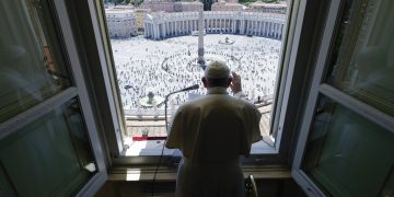 El papa Francisco imparte la bendición desde la ventana de su estudio sobre la Plaza de San Pedro, Ciudad del Vaticano, 31 de mayo de 2020. Foto: Vatican News via AP.