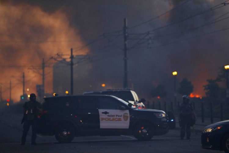 Policía de St. Paul corta una calle durante manifestaciones el jueves 28 de mayo de 2020 en St. Paul, Minnesota, EE.UU. Foto: AP/Julio Cortez.