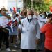 El enfermero Rubén Carballo (al centro), integrante la brigada médica que combatió la COVID-19 en Lombardía, Italia, es recibido en Cienfuegos. Foto: 5 de septiembre.