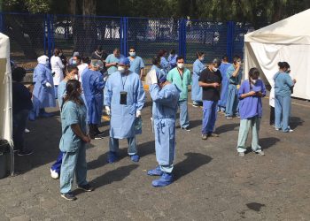 El personal de un hospital en Ciudad de México sale a la calle al sentir un terremoto, el 23 de junio del 2020. Foto: AP/Eduardo Verdugo.