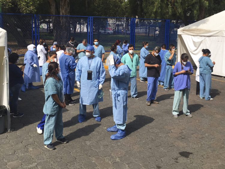 El personal de un hospital en Ciudad de México sale a la calle al sentir un terremoto, el 23 de junio del 2020. Foto: AP/Eduardo Verdugo.