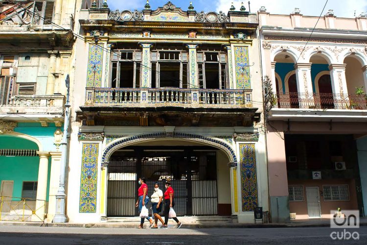 37 enfermos fueron detectados en La Habana, y uno en Matanzas, ayer domingo. 17 pacientes recibieron el alta y 3 estaban reportados de grave. Foto: Otmaro Rodríguez