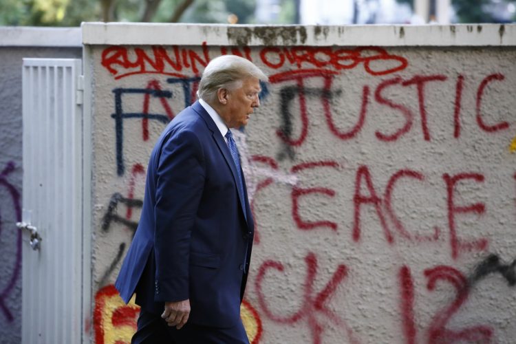 El presidente Trump camina desde la Casa Blanca por el Parque Lafayette hasta la Iglesia Episcopal de Saint John el lunes 1 de junio. Foto: Patrick Semansky/ AP.