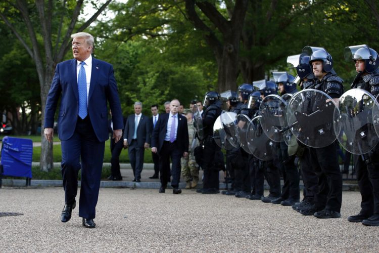 El presidente Donald Trump camina el lunes 1 de junio de 2020 junto a agentes policiales en el parque Lafayette, frente a la Casa Blanca, en Washington. Foto: Patrick Semansky/AP.