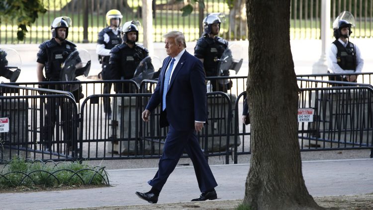 El presidente Trump camina por el Parque Lafayette para tirarse una foto con la Biblia en las afueras de la iglesia St. John, 1 de junio de 2020. Foto: Patrick Semansky AP.