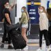 Viajeros ataviados con mascarillas a su llegada al Aeropuerto de Palma de Mallorca, este domingo, durante el primer día del fin del estado de alarma, en el que se espera la llegada de 25 vuelos internacionales. Foto: Cati Cladera / EFE.